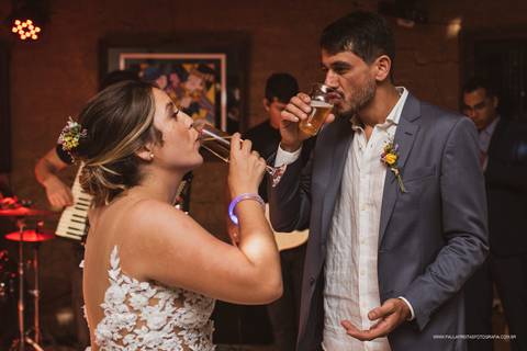 Noivos brindando '