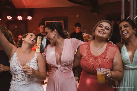 Noiva curtindo a festa '