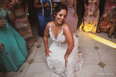 Noiva dançando na festa do casamento '