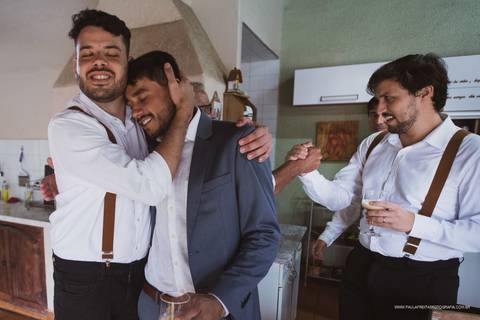 Noivo momentos antes do casamento com os amigos'