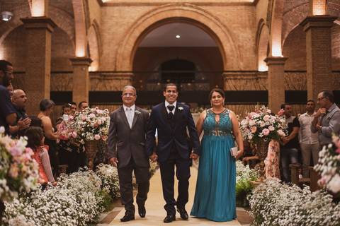 Noivo chegando na igreja '