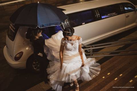 Noiva chegando na igreja '