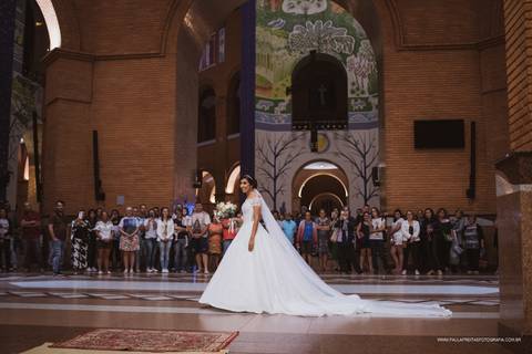 Noiva entrando na igreja '