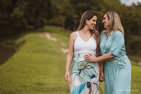 Mãe e filha em ensaio gestante'