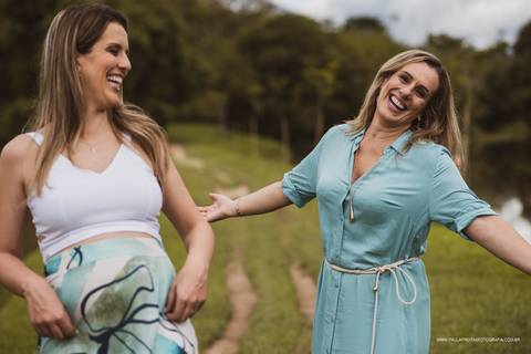 Ensaio gestante entre mãe e filha'