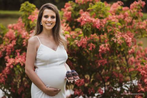 Ensaio gestante com sapato de bebê'