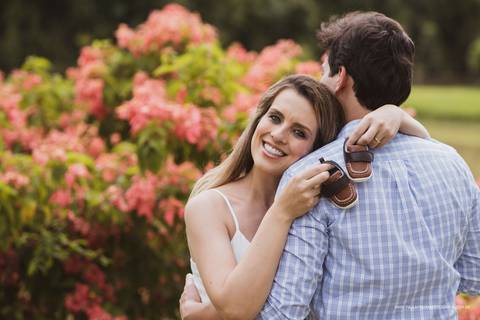 Fotos gestante com sapato do bebê'