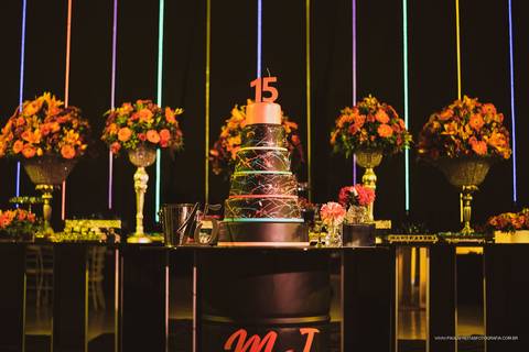 Bolo de 15 anos neon '
