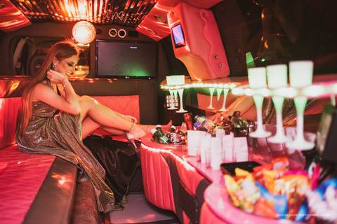 Debutante na limousine rosa '