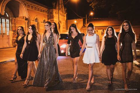 Aniversariante e amigas em festa de 15 anos '