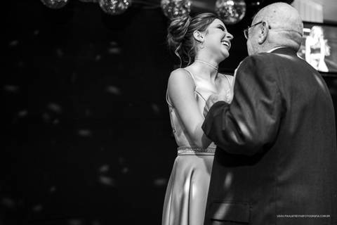 Debutante dançando com o avô '