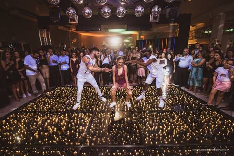 Aniversariante de 15 anos dançando com coreógrafos '