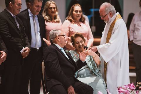 Padre celebrando bodas de diamante em Aparecida - SP '