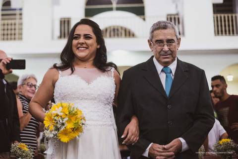Noiva entrando na igreja com vestido simples e lindo '