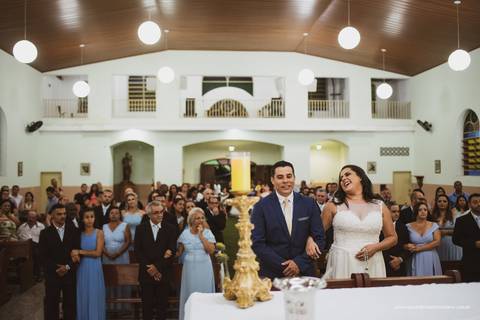 Noivos no altar da igreja'