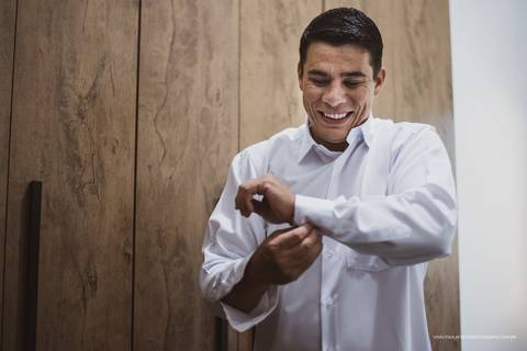 Noivo vestindo a camisa para casamento '