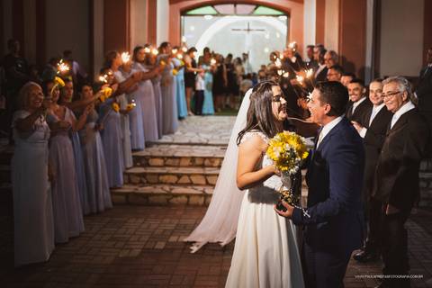 Noivos saindo da igreja '