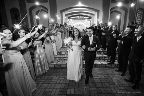 Noivos saindo da igreja em Roseira - SP'