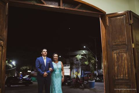 Entrada do noivo na igreja em Roseira - SP.'