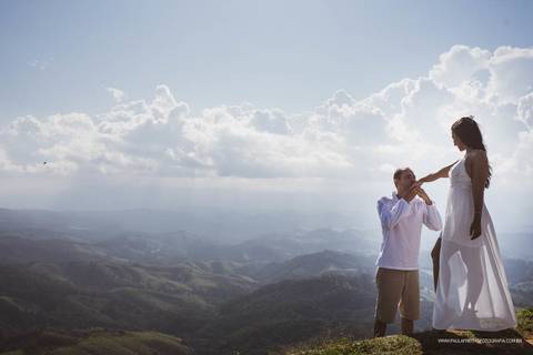 Ensaio de casal pré-casamento em montanhas '