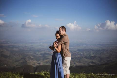 Casal em ensaio pré-wedding nas montanhas '