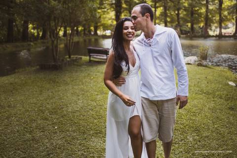 Noiva com vestido brando em ensaio pré-casamento'