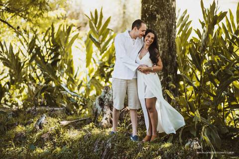 Noiva com vestido branco em pré-wedding '