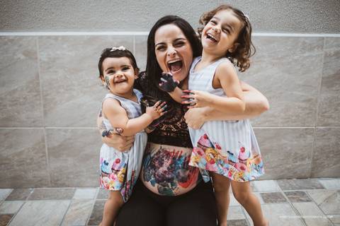 foto de gravida com duas filhas em casa'