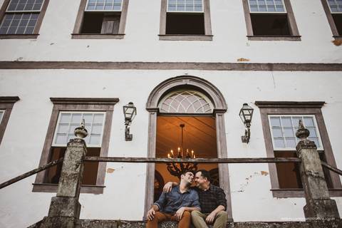 foto em casa antiga de casal gay'