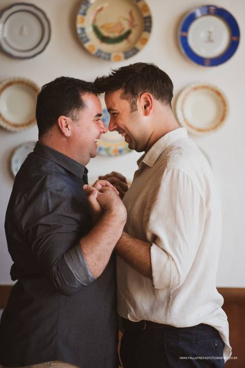 foto sorrindo de casal homossexual para ensaio de casamento'