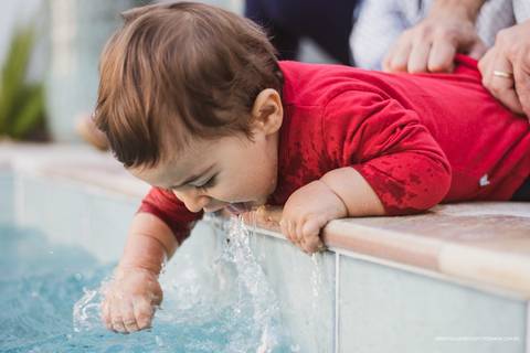 bebe na piscina em ensaio fotografico'