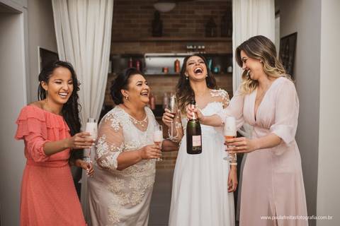 madrinhas, mãe da noiva e noiva fazendo o brinde no makign of'