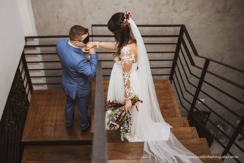 noivo de olhos vendados dá um beijo na mão da noiva'