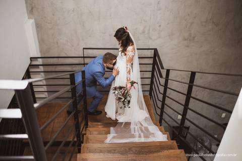 noivo de olhos vendados beija a barriga da noiva que esta gravida de um menino chamado Lorenzo'