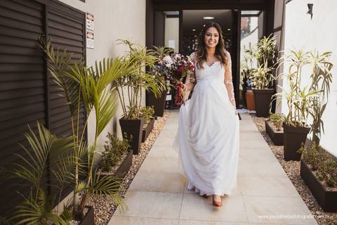 vestido de noiva para casamento no campo ao ar livre'