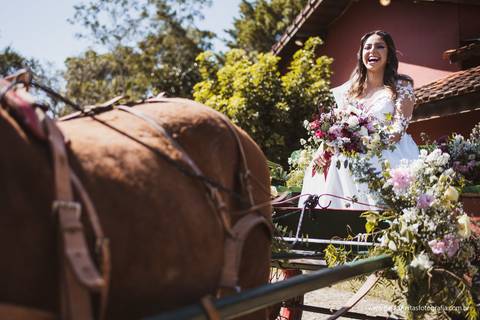 charrete da noiva cheia de flores'