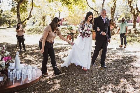 noiva entra com seu pai no corredor até o noivo'