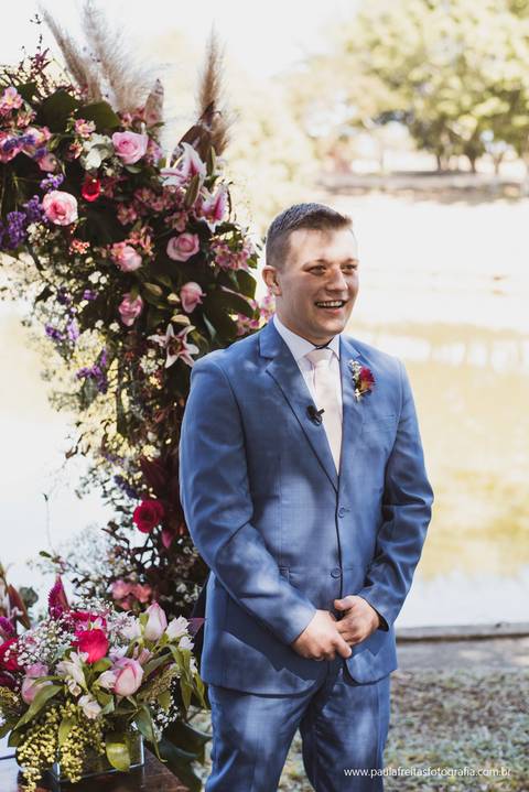 noivo espera a noiva sorrindo'