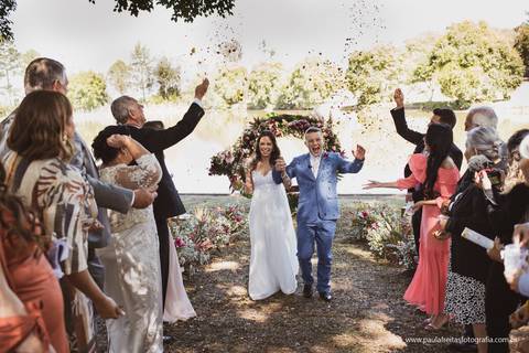 saida dos noivos jogando arroz no casamento de dia ao ar livre'