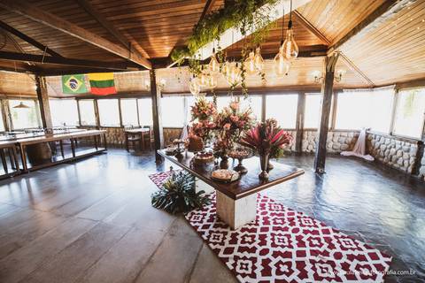 mesa do bolo e salão de festa para mini wedding no campo ao ar livre'