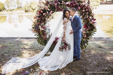 arco de flores para casamento de dia no campo'