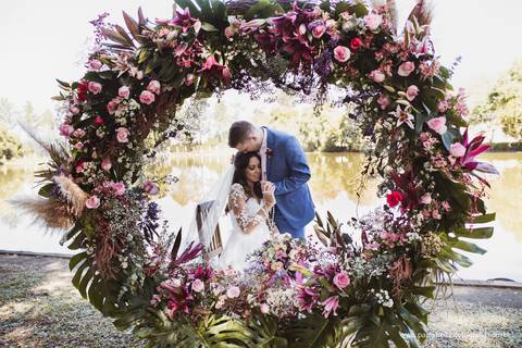 noiva gravida no casamento no campo de dia ao ar livre'