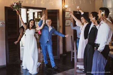 entrada dos noivos no salao do casamento de dia ao ar livre'