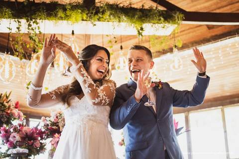 noivos dançando na mesa do bolo '