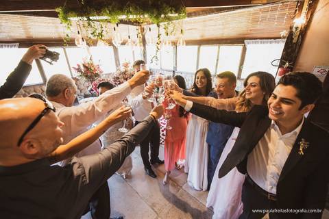 brinde de noivos com amigos '