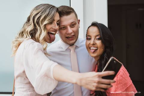 noivo e as madrinhas fazendo self no making of'