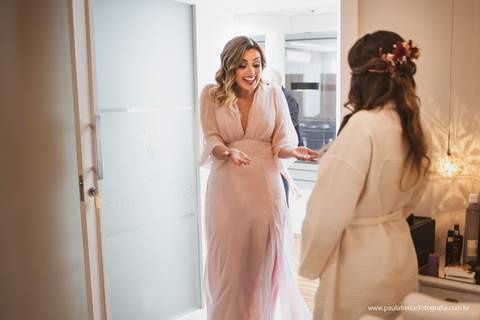 reação da madrinha quando vê sua amiga noiva pronta'