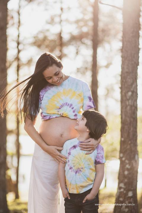mãe e filho usando roupa igual tie dye'
