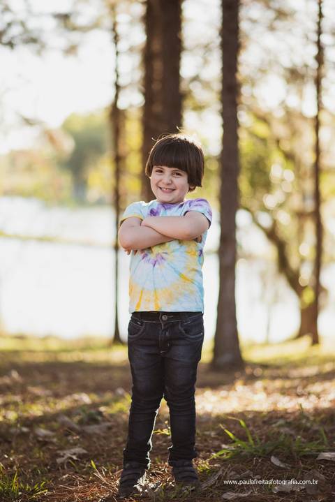 criança usando roupa tie dye'