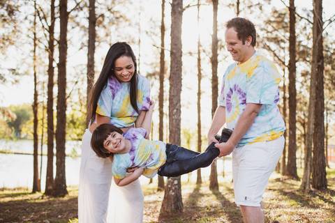 foto de familia com roupa tie dye'